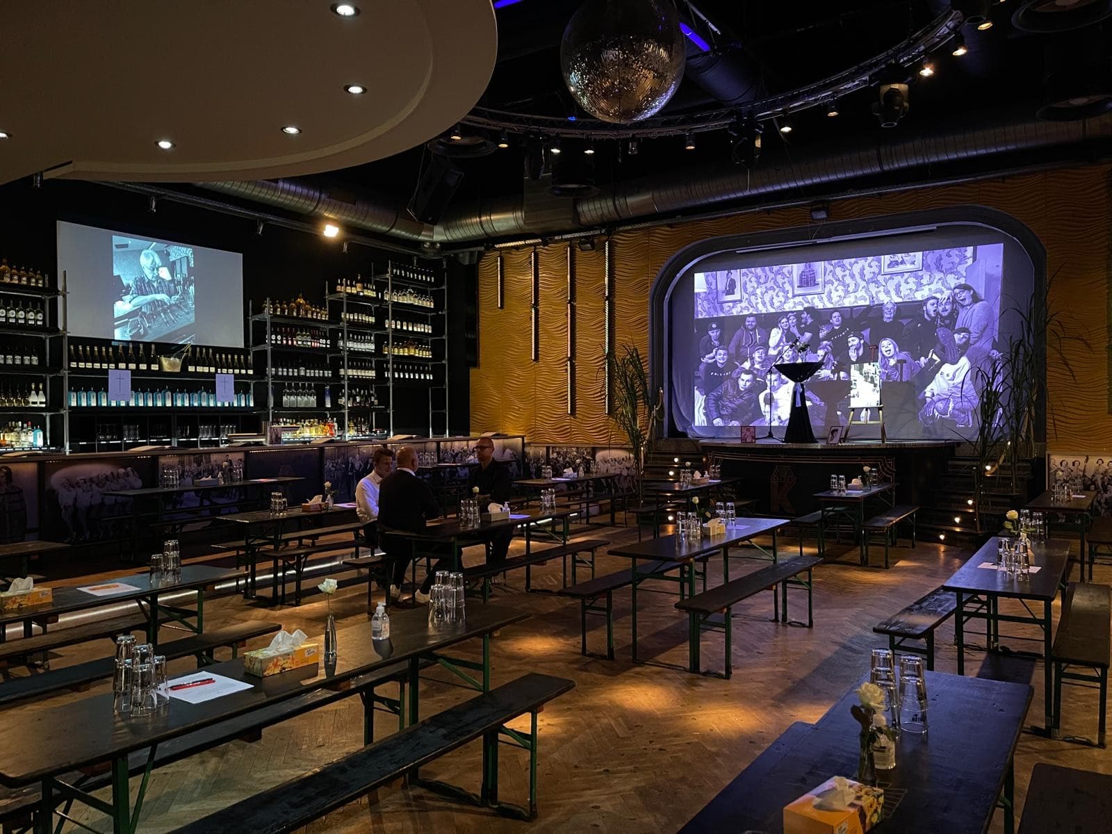 Bühnenleinwand und Bar-Leinwand im Golden K, beide gleichzeitig bespielt