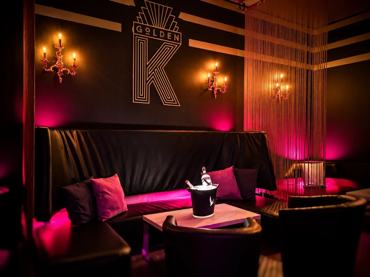 VIP-Bereich im Golden K: Lounge mit Golden-K-Wandlogo und Champagnerkühler
