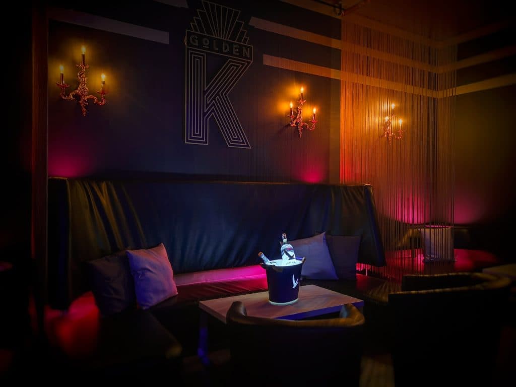VIP-Bereich im Golden K: Lounge mit Golden-K-Wandlogo und Champagnerkühler